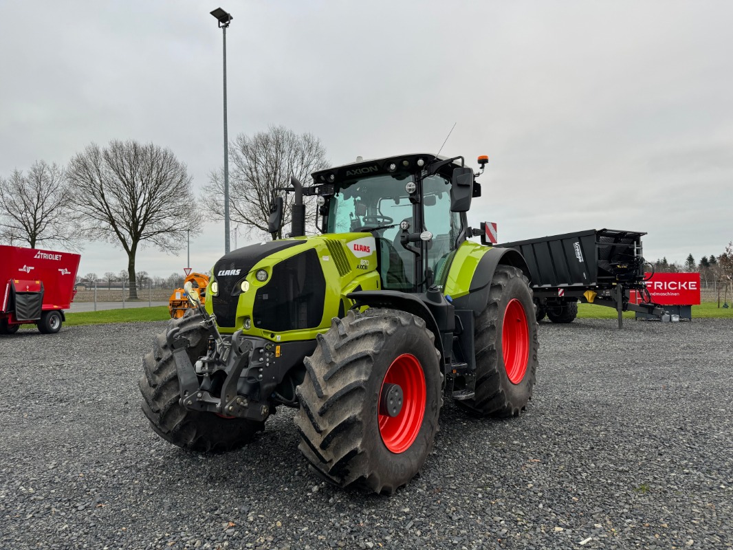 CLAAS Axion 870 - Tractor